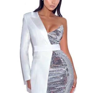 Size 6-8, this runs small. Brand new, in box with tags.